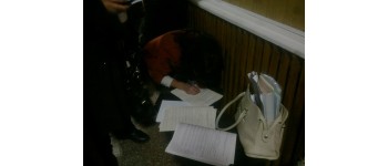 Вінниччина: На ОВК № 14 члени дільничних комісій на колінах правлять протоколи (фронт)